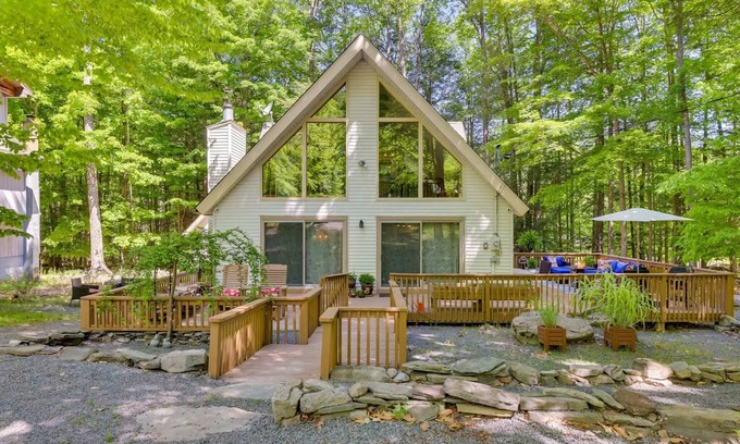 Lake Ariel Chalet De Esquí | HOT TUB, Lakes, Pools, Beaches, Golf, Game Room & Endless Foliage, Dog friendly