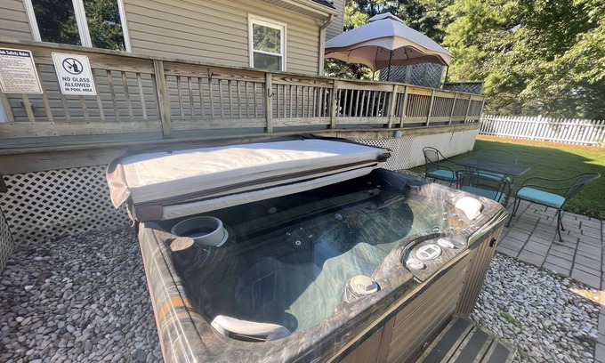 Huron Casa | HOT TUB! Large 5 Bedroom House: Sleeps 16