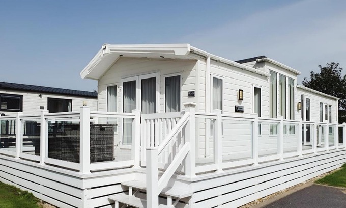 South Cerney Complejo | Hot Tub Lodge in the Cotswolds - Pet Friendly