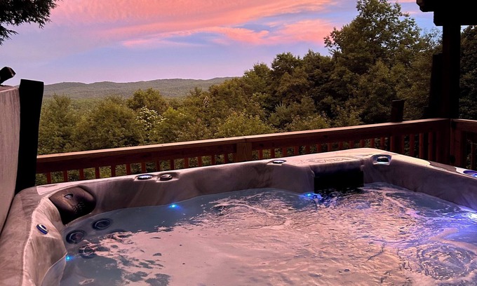 Brevard Cabina | HOT TUB, LONG RANGE VIEWS, 6 Bedrooms, Sleeps 15!! GAME RM