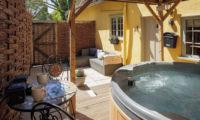 Walsham-le-Willows Cabaña | Hot tub, masseuse, private chef, pizza oven, fire place and dog friendly