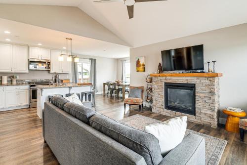 Ocean Shores Casa | Hot Tub Modern Ocean Shores Home, 2 Mi to Beach!