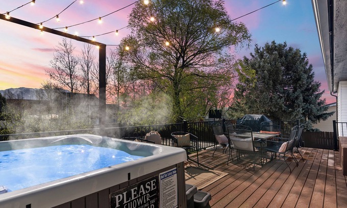 West Jordan Casa | Hot tub!Mountain View! 20 min to Salt Lake! Ski resorts 🎿
