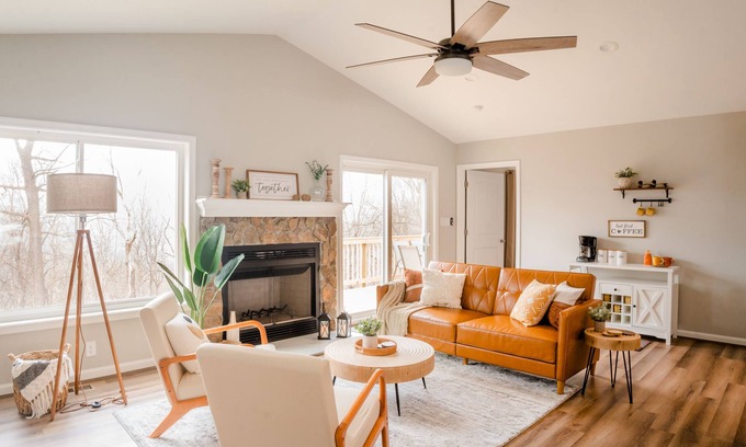 Linden Cabina | Hot Tub Mountain View Dog Friendly Modern Chalet