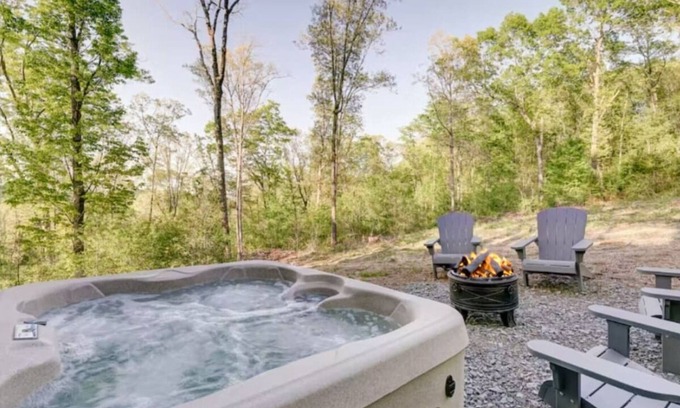 Ellijay Cabina | Hot Tub - Mountain View - Fire Pit - Gas Grill - Comfy Beds - Pet Friendly