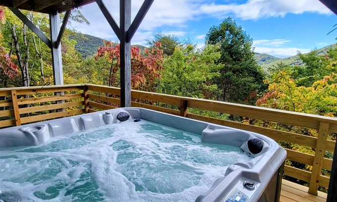 Clayton Cabina | Hot tub Mountain Views No Cleaning Fee