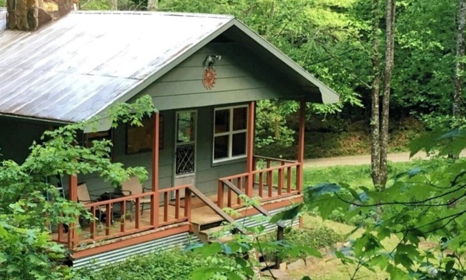Bryson City Cabaña | Hot Tub, Nature Lover's Digital Disconnect! 10mins to NOC & Tsali (dog friendly)