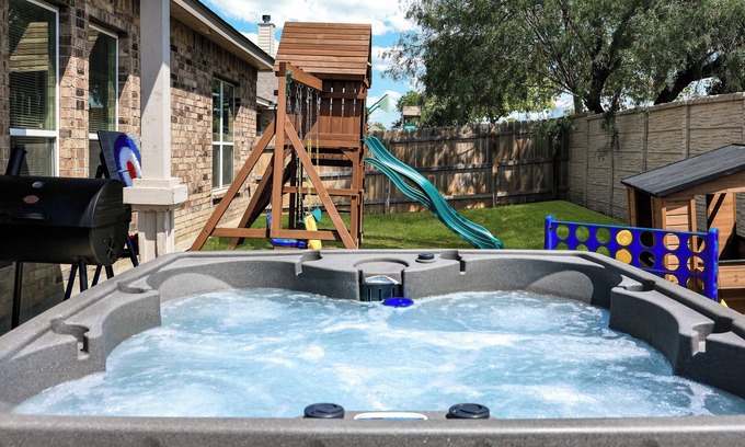 Medina Valley Casa | Hot Tub Near Sea World | BBQ Yard Games Swing Set