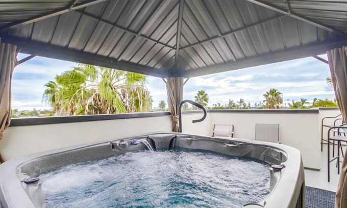 University Heights Condominio | Hot Tub, New 2 Bedroom Park Blvd Condo