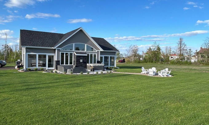Stanhope Casa | Hot Tub/New 3 Bedroom House/Walk to Beach