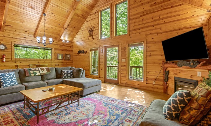 Slade Cabina | Hot Tub & No Pet Fee - Beary Secluded - Small Family Cabin in Red River Gorge, Kentucky!