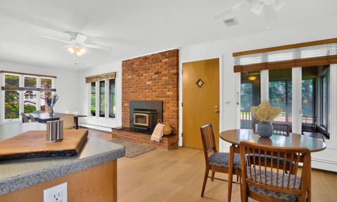 Caseville Apartamento | Hot Tub Open! Cozy lakeview Home w Great Beach!