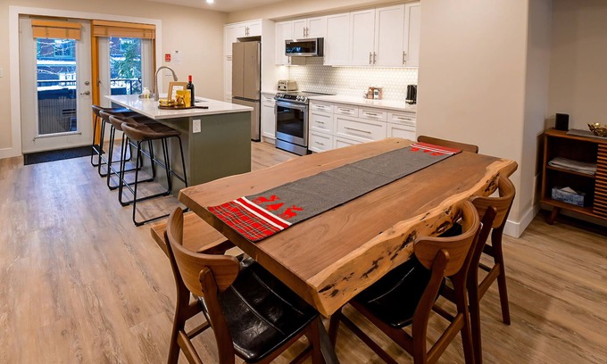East Kootenay Casa | Hot tub | Open-Plan | Newly Renovated | Air-Conditioning