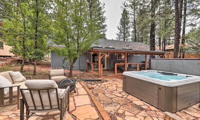 Munds Park Cabina | Hot Tub & Patio: Pet-Friendly Cabin in Munds Park!