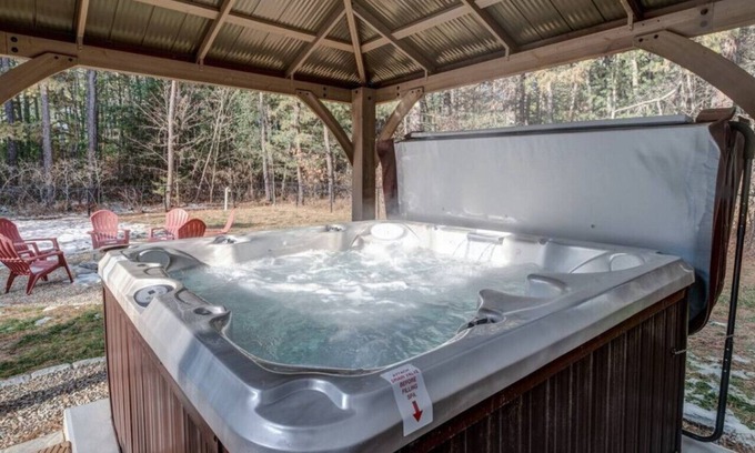 West Ossipee Casa | Hot Tub| Pet Friendly| Near King Pine Ski Area