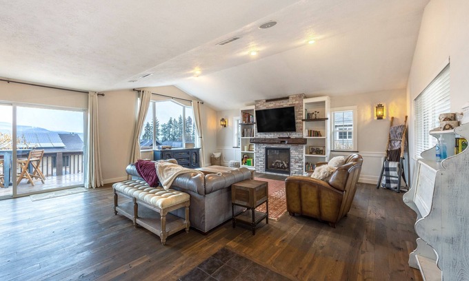 Hood River Casa | Hot Tub, Pet Friendly, Walk to Downtown Hood River!