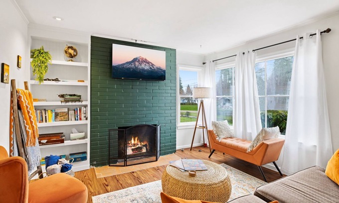 North End Casa | Hot Tub! Pets! Green Clean-Walking Distance to Proctor District