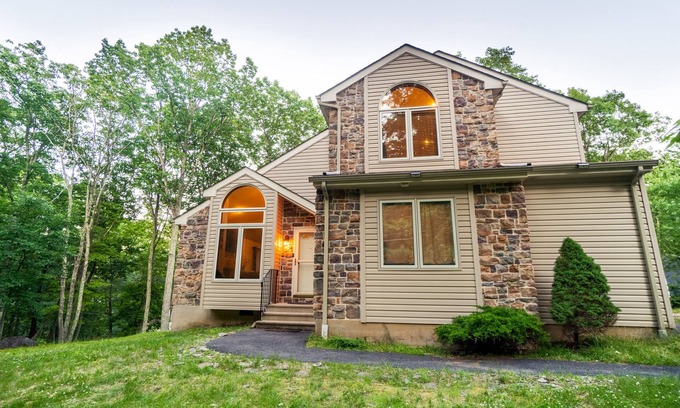 Bushkill Casa | Hot Tub, Pool, Game Room, Arcades and much more