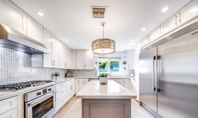 Santa Barbara Estates Casa | HOT TUB+POOL TABLE! WALKING DISTANCE TO BEACH!