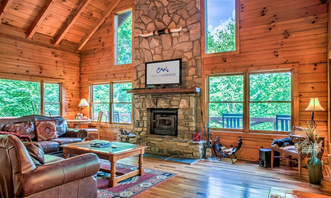 Waynesville Cabina | Hot Tub, Pool Table & Fireplace + Biltmore Pass | Pet-Friendly Mountain Stay
