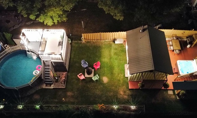 Rideau Heights Casa | Hot Tub Relax Haven + Firepit & Gameroom