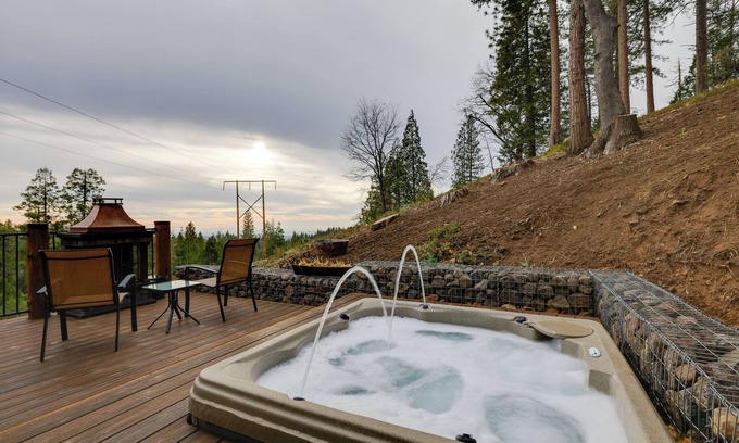 Twain Harte Cabina | Hot Tub + Scenic Views: Luxury Twain Harte Cabin!