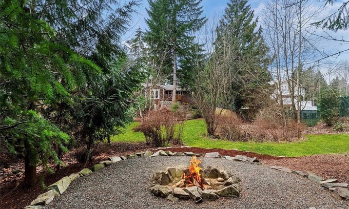 Bonney Lake Casa | Hot-Tub, Seconds to Lake Tapps, Huge Backyard, Fire-pit, Pet & Family Friendly!