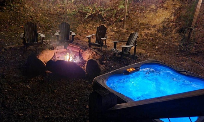 Whittier Cabina | Hot Tub! Sleeps 5! Dog friendly w/View. Near WCU, Casino, Rafting, Tubing.