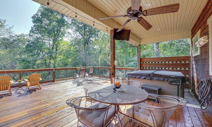 Fayetteville Cabina | Hot Tub Soaks & Outdoor Fun: Fayetteville Cabin