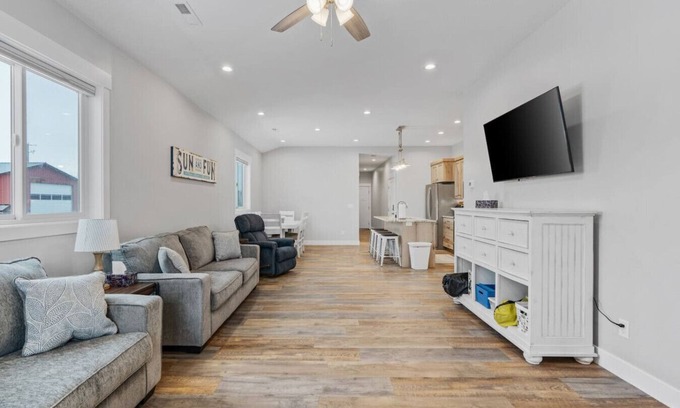 Garden City Casa | Hot Tub+Spacious+Pickleball/Basketball+Sleeps 9!
