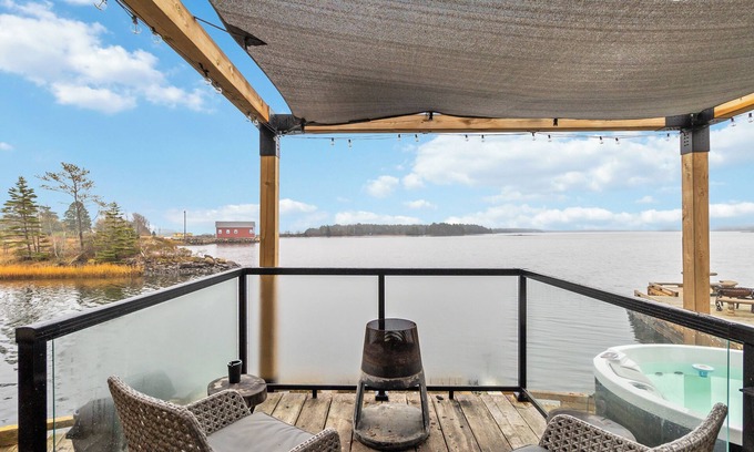 Lunenburg Apartamento | Hot tub & spectacular ocean view! Cozy hideaway