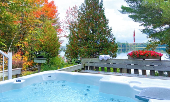 Baysville Cabaña | Hot Tub, Canoe, FirePit&Fireplace, WiFi, Dog Friendly, 5 Mins to Baysville