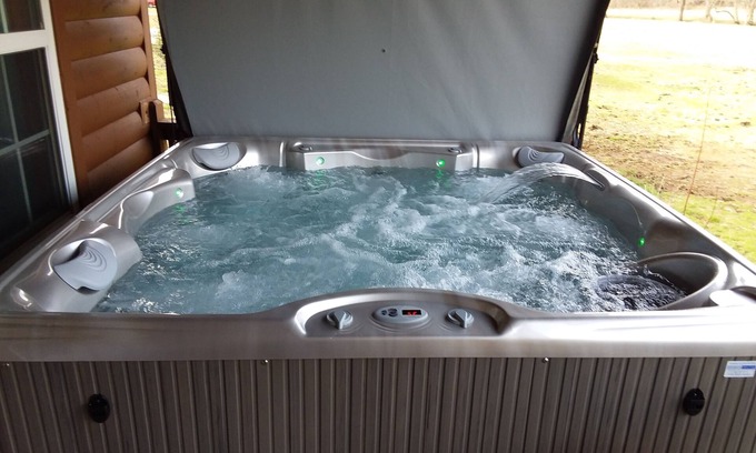 Hiawassee Cabina | Nuevo HOT TUB! Frente al río y cabaña con vista a la montaña, tubo, peces, piscina, cerca de Helen