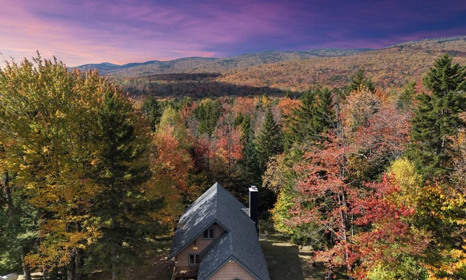 West Dover Chalet De Esquí | Hot Tub, Theater & Game Rooms, Fire Pit, 1 mile to Mount Snow, nearby Moover bus