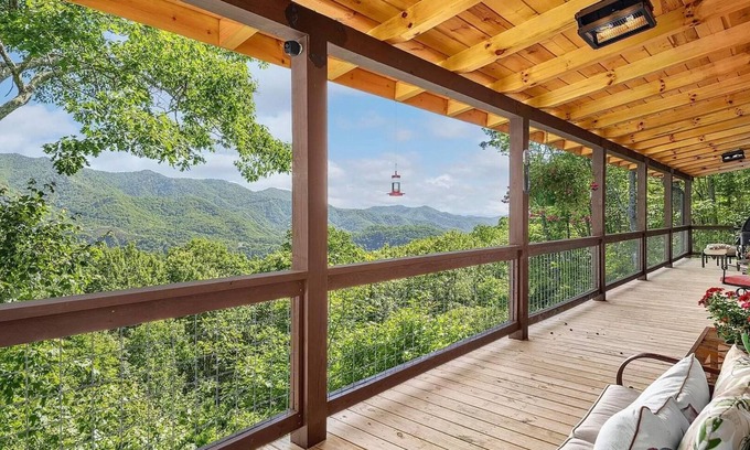 Cranberry Falls Cabina | Hot tub, theater room w/100" tv, views, firepit, 3 king beds, porch perfection!