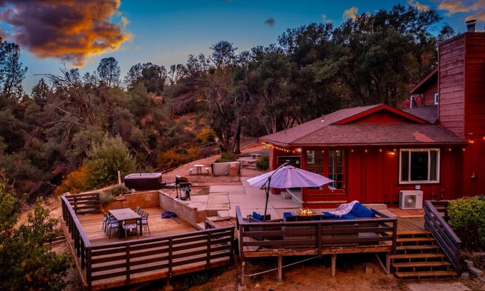 North Fork Casa | Hot tub under the stars! Mountain views/gameroom. Family-friendly Yosemite fun
