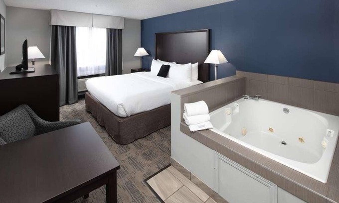 Sequim Complejo | Hot Tub Unit in Red Lion Inn & Suites Sequim, Pool, Breakfast, Free Parking!