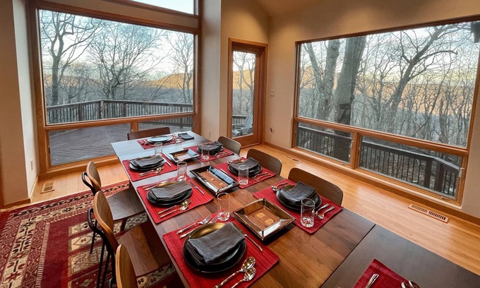 Chestnut Springs Cabina | Hot Tub & Views | Mid Century Modern Wonder