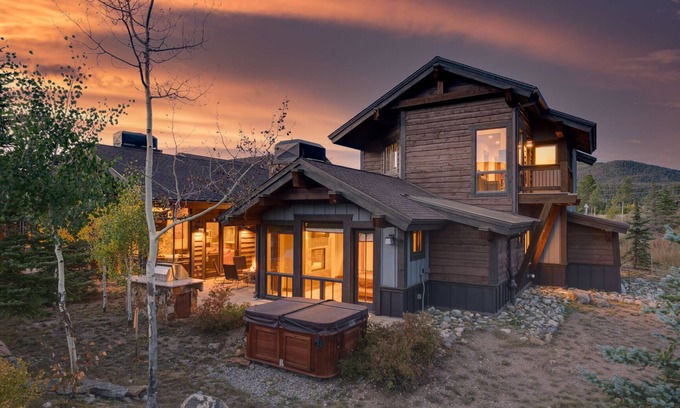 Fairmount On The River Casa | Hot Tub + Views + Ski Shuttle - Blue Skies at the Shores