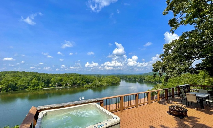 Jones Mills Casa | Hot Tub + Views: Waterfront Escape in Hot Springs