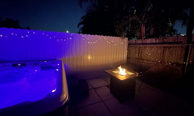 Liberty City Apartamento | HOT TUB + WASHER AND DRYER in Unit