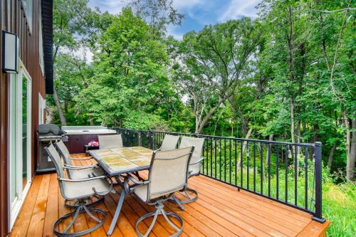 Pella Casa | Hot Tub, Water Access Cabin Near Lake Red Rock!