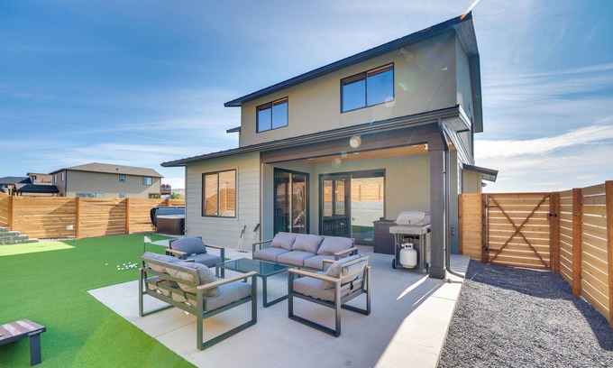 Kittitas County Casa | Hot Tub & Water Views: High-End Vantage Retreat