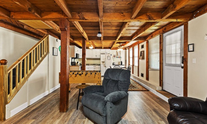 Stanton Cabina | Hot Tub & WiFi - Family Cottage - Lightning Bug - Getaway to Red River Gorge, Kentucky!