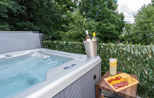 Kernersville Casa | Hot Tub WiFi Gym Firepit Kitchen