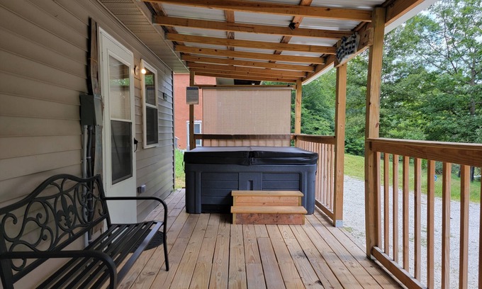 Stanton Cabaña | Hot Tub & WiFi - Mimi's Hideaway - Budget-Friendly Escape in Red River Gorge, Kentucky!