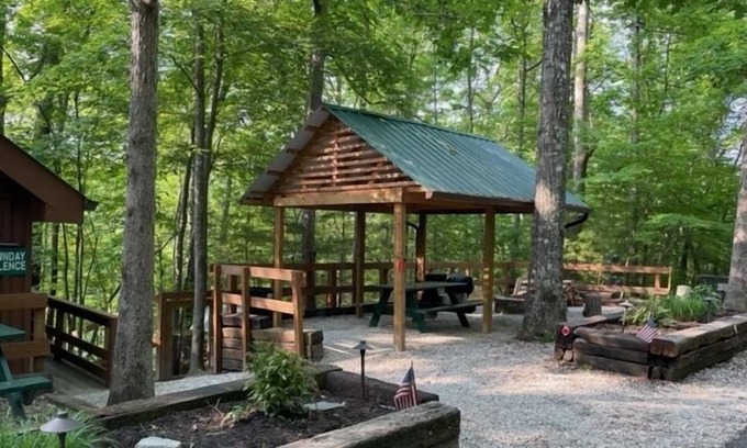 Zoe Cabina | Hot Tub, WiFi & Pets - Sunday Silence in Red River Gorge, KY!