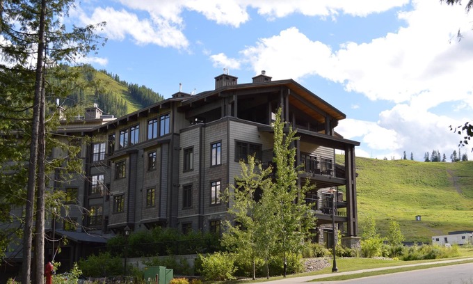Rossland Condominio | Suite bien equipada con vistas