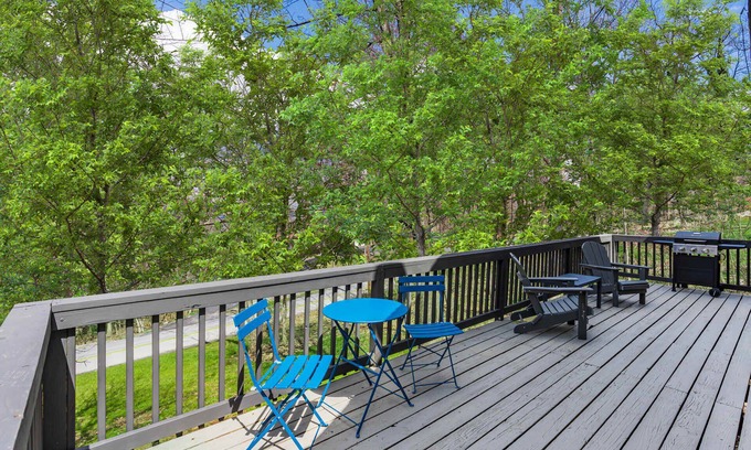 Ridgeway Cabina | Hot Tub, Wraparound Deck, & WiFi at Chalet Cabin