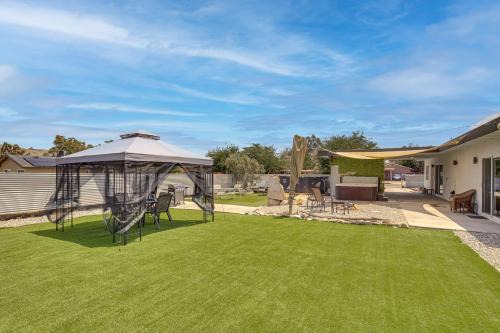 Yucca Valley Casa | Hot Tub, Yard and Fire Pit Joshua Tree Home!